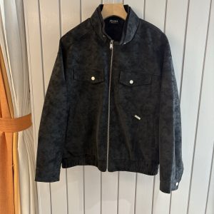 Куртка-бомбер от бренда Zegna.