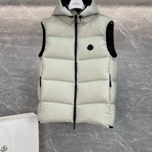 Пуховый жилет Moncler Guersac с диагональной стёжкой и капюшоном